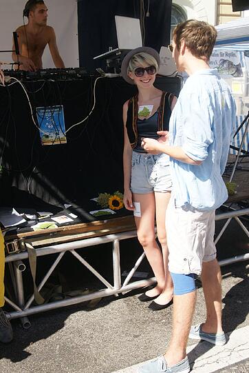 DJ Roman Nesco (links im Bild) legt auf beim Streetlife auf und sorgt für gute Stimmung.