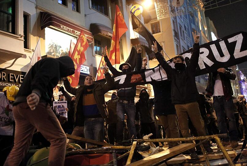 Die Kritik an der Türkei und Premier Erdogan wächst in Europa und der Welt. In der Nacht auf Samstag gingen wieder hunderte Demonstranten auf die Straßen in Istanbul. Hier die Bilder.