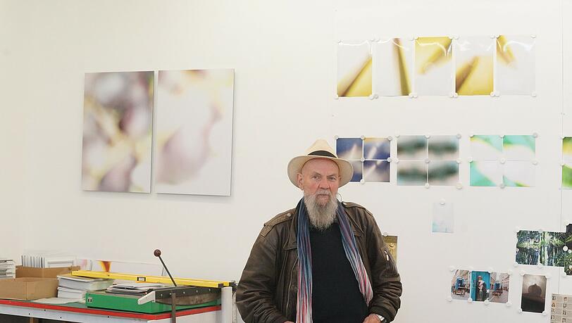 Klaus von Gaffron in seinem Atelier. Hier ist er lieber als inmitten der „Pseudogeneration“ mit ihren „lecker designten Cafés“. Klaus von Gaffron in seinem Atelier. Hier ist er lieber als inmitten der „Pseudogeneration“ mit ihren „lecker designten Cafés“.