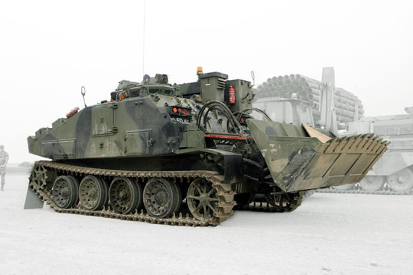 Dieser Panzertyp (Combat Engineer Tractor FV 180) sollte für eine Kunst-Aktion von Harald Glööckler bemalt werden.