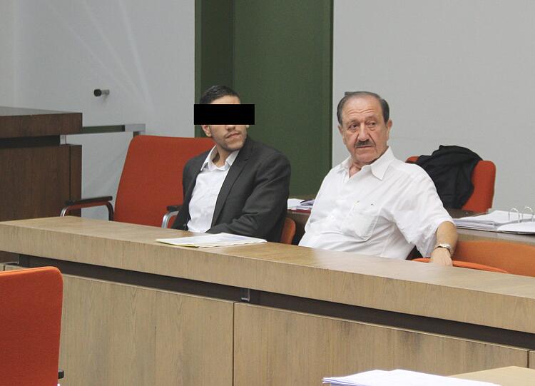 Der Angeklagte (24) mit seinem Dolmetscher.
