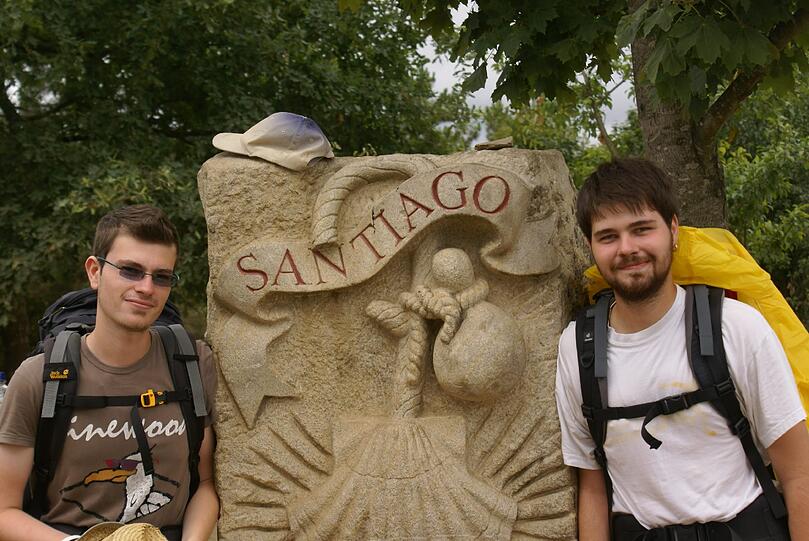 Ankunft in Santiago de Compostela. Die Brüder Boris und Marco Becker haben den Jakobsweg hinter sich. In der Stadtbibliothek berichtet Marco nun mit atemberaubenden Bildern von ihrem Weg.