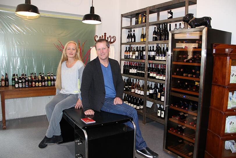 Andrea Schneider (41) und Armin Kammerl (50) verkaufen im ehemaligen&bdquo;Späti&ldquo; alles, was selten ist &ndash; sogar Antiquitäten.