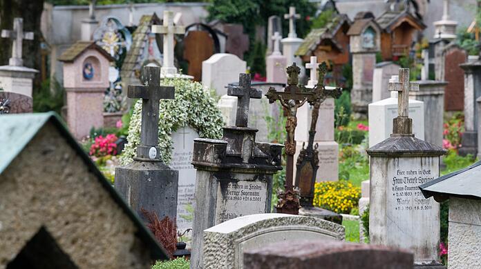 Die Übergabe des Schmuck und Geldes erfolgte auf einem Friedhof. (Symbolbild)