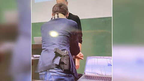 Wegen dieser Schreckschusswaffe am Gürtel wurde der Student (18) von der Polizei abgeführt.