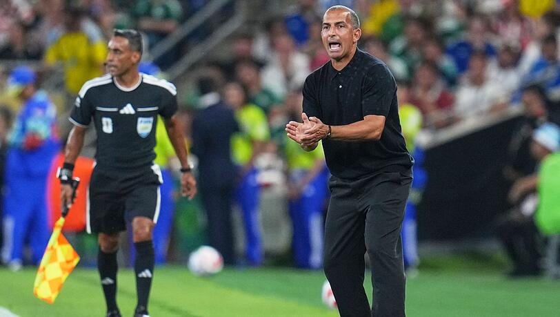 Nach nur einem WM-Spiel ist Tunesiens Trainer Sabri Lamouchi seinen Job offenbar los. Nach nur einem WM-Spiel ist Tunesiens Trainer Sabri Lamouchi seinen Job offenbar los.