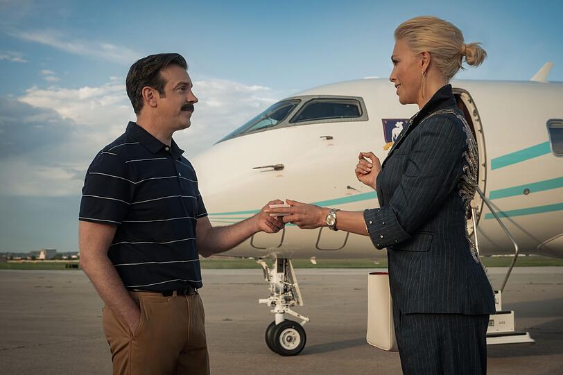 Apple schickt den sympathischen Fußball-Coach Ted Lasso zurück auf die Trainerbank. In den neuen Folgen erwartet Ted (Jason Sudeikis) zurück in Richmond nicht nur Boss Rebecca (Hannah Waddingham). Obendrein soll er dem neu gegründeten Frauenteam Beine machen. Apple schickt den sympathischen Fußball-Coach Ted Lasso zurück auf die Trainerbank. In den neuen Folgen erwartet Ted (Jason Sudeikis) zurück in Richmond nicht nur Boss Rebecca (Hannah Waddingham). Obendrein soll er dem neu gegründeten Frauenteam Beine machen.