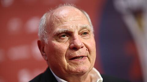 Uli Hoene&szlig; macht sich Sorgen um Bayern-Trainer Vincent Kompany. (Archivbild)