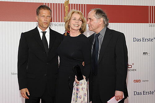 Viel Aufregung hatte es im Vorfeld um den verärgerten Til Schweiger gegeben, dessen Film "Keinohrhasen" nicht nominiert war. Er kam dann doch persönlich (hier an der Seite von Senta Berger und Paul Verhoeven).