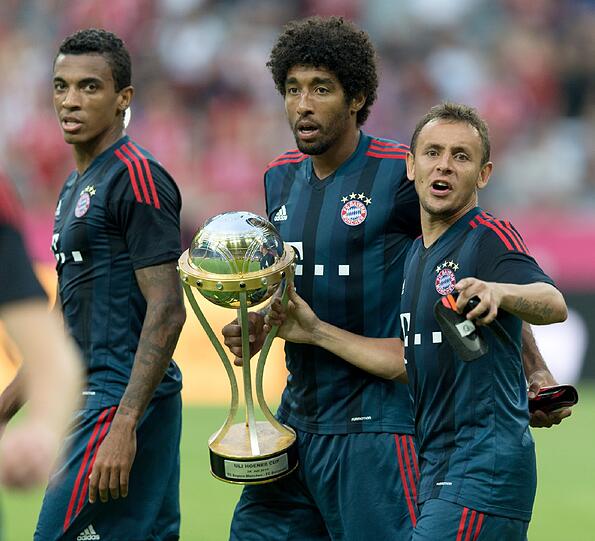 Drei Brasilianer mit dem Uli-Hoeneß-Cup. Und ganz in blau. Luiz Gustavo, Dante und Rafinha (v.l.) in ungewohnten Dressen.