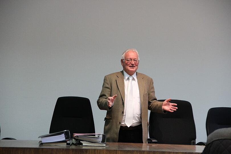 Lässt sich die gute Laune nicht verderben: Richter Hans-Joachim Eckert vor der Verhandlung.