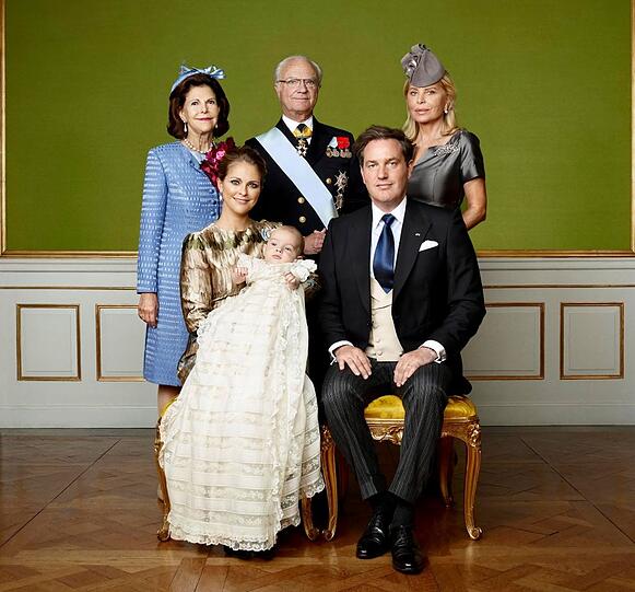 Auf ihrer Facebook-Seite hat Prinzessin Madeleine von Schweden die offiziellen Tauf-Bilder ihres kleinen Sohnes Nicolas veröffentlicht.