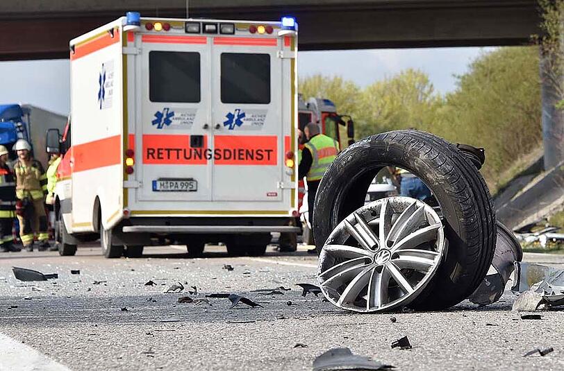 Bilder vom schweren Verkehrsunfall in Aschheim. Die Feuerwehr musste das Dach eines Autos entfernen, um den Fahrer zu befreien. Der andere Wagen hat durch die Wucht der Kollision ein Vorderrad verloren.