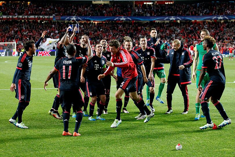 13. April - Nerven behalten: Mit einem 2:2-Remis beim Rückspiel in Lissabon sichern sich die Bayern den Einzug in die nächste Runde. Der Jubel kennt keine Grenzen.