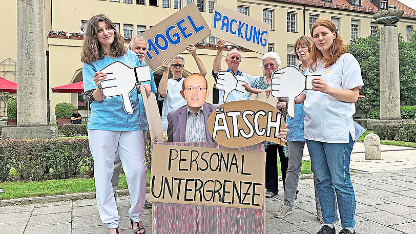 Laura Hornsteiner (l.), Paula Gundi (r.) und einige Mitstreiter vor dem Schwabinger Krankenhaus. Sie protestieren gegen die von Gesundheitsminister Spahn festgelegten Personaluntergrenzen für Pflegekräfte.