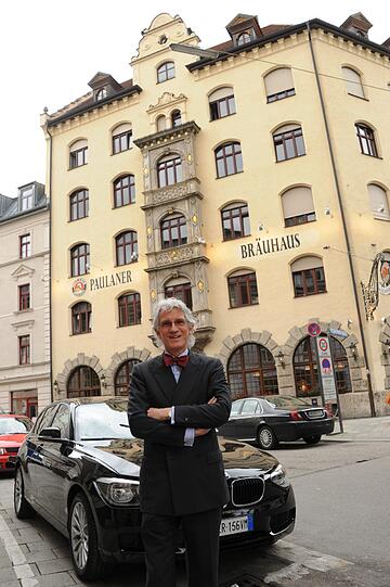 Dr. Klaus Naeve von der Schörghuber Unternehmensgruppe präsentiert die neuen Räume des Paulaner Bräuhauses.