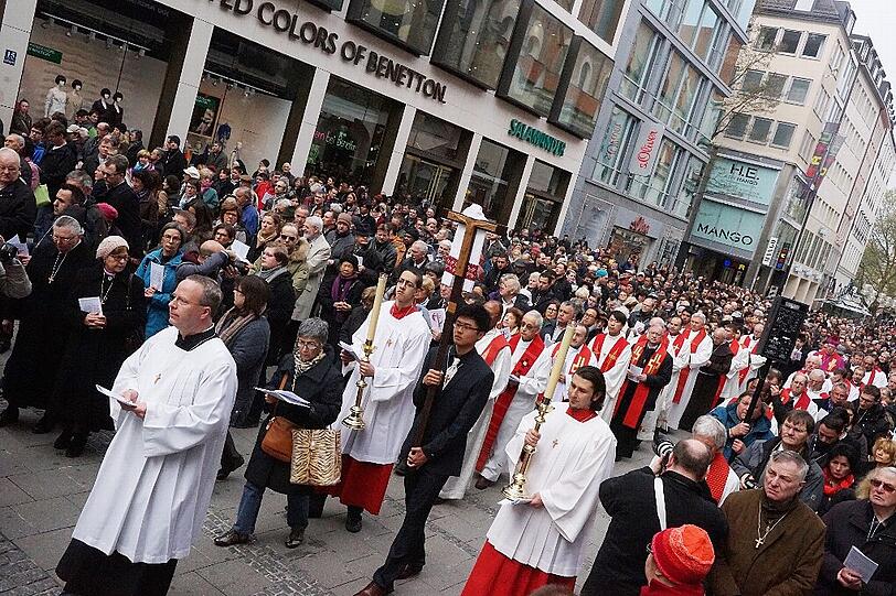 Rund 3000 Menschen kamen am Freitagvormittag zur Karfreitagsprozession in die Innenstadt.
