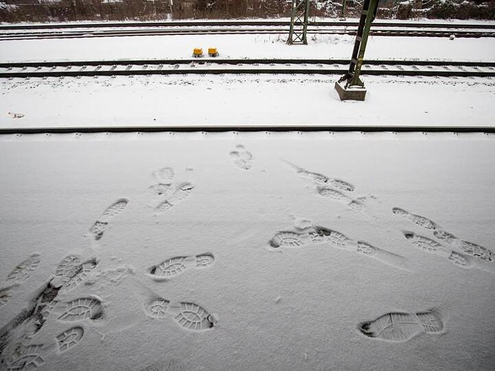 Fußspuren von Fahrgästen zeichnen sich am Bahnsteig am S-Bahnhof Frankenstadion im Schnee ab. Foto: Daniel Karmann