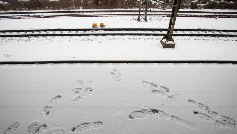 Fußspuren von Fahrgästen zeichnen sich am Bahnsteig am S-Bahnhof Frankenstadion im Schnee ab. Foto: Daniel Karmann Fußspuren von Fahrgästen zeichnen sich am Bahnsteig am S-Bahnhof Frankenstadion im Schnee ab. Foto: Daniel Karmann