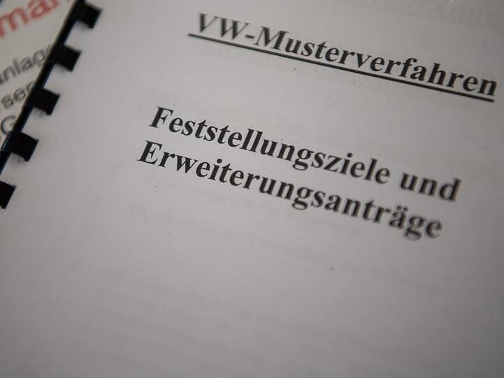 Musterbeklagte vor Gericht sind Volkswagen und der VW-Hauptaktionär Porsche SE, Musterklägerin ist die Fondsgesellschaft Deka Investment.