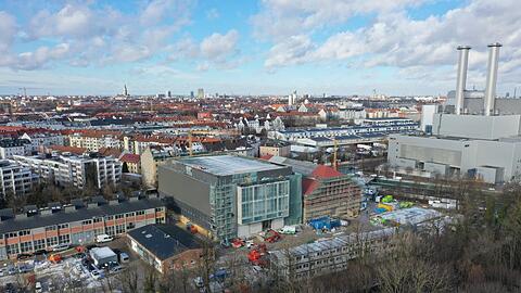 Im Herbst beginnt die Generalsanierung des Gasteig: Ein Großteil der am Isarhochufer beheimateten Institutionen zieht während der Sanierung auf das Gelände der Stadtwerke an der Hans-Preißinger-Straße gegenüber dem Heizkraftwerk Süd.