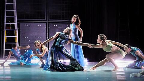 Die Wellenbewegung zieht leitmotivisch durch Karl Alfred Schreiners Choreografie.