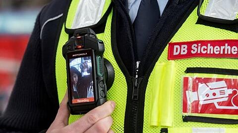 Die Bundespolizei ermittelt wegen gefährlicher Körperverletzung und Beleidigung gegen den Mann. (Symbolbild)
