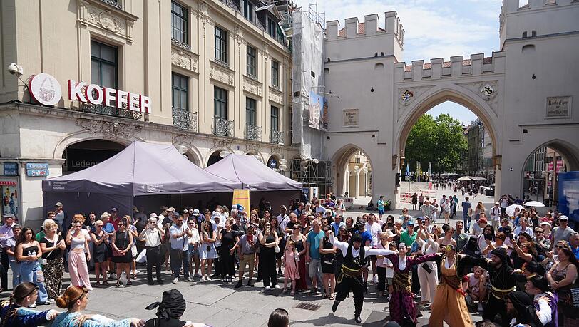 Tänzer des Vereins Pontos eröffnen mit einem traditionellen Tanz die Gedenkfeier für die Opfer des NSU-Terrors. Laut den Veranstaltern waren insgesamt 250 Menschen gekommen.