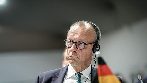 Ernster Blick im Plenum: Merz bei der COP30 in Belém.