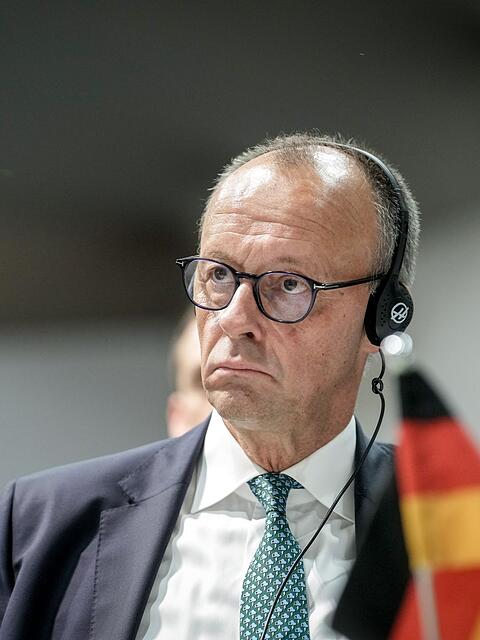 Ernster Blick im Plenum: Merz bei der COP30 in Belém.