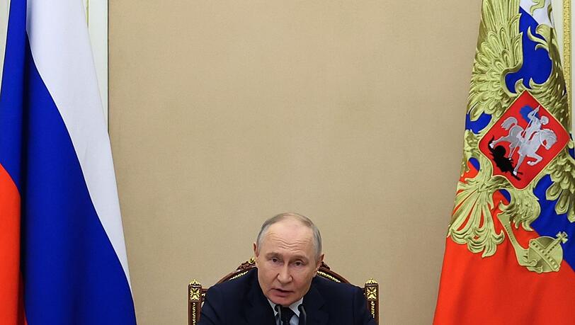 Kremlchef Putin fordert von der Regierung Ma&szlig;nahmen zum Ankurbeln der mauen Wirtschaft. (Archivbild)