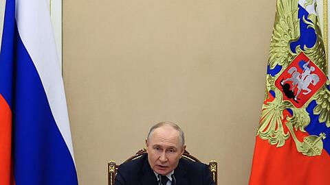Kremlchef Putin fordert von der Regierung Ma&szlig;nahmen zum Ankurbeln der mauen Wirtschaft. (Archivbild)