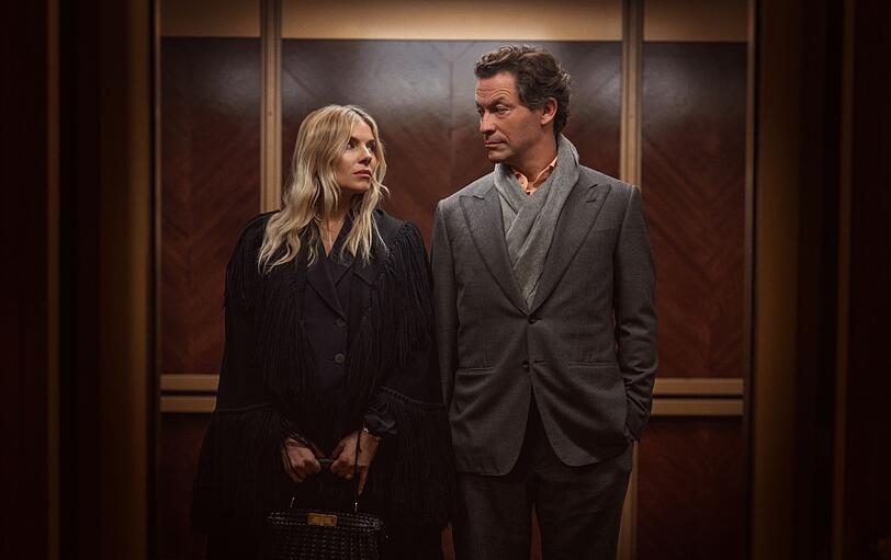 "Lässt man etwas vorbeiziehen oder zieht man in den Krieg?" Sienna Miller und Dominic West in der Sky-Serie "War". "Lässt man etwas vorbeiziehen oder zieht man in den Krieg?" Sienna Miller und Dominic West in der Sky-Serie "War".