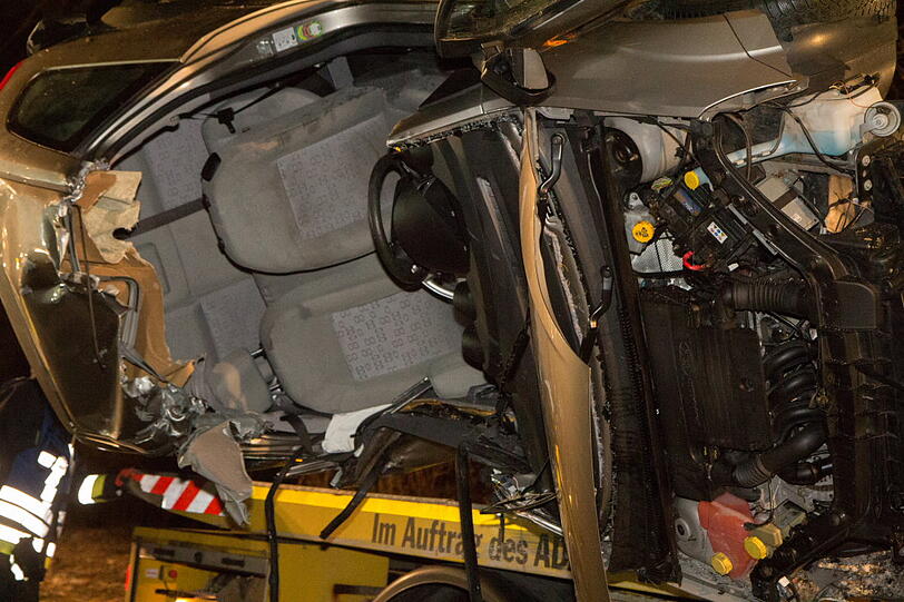Tödlicher Unfall am Chiemsee. Ein Auto prallt gegen einen Baum. Der Beifahrer stirbt. Die Bilder von der Unfallstelle.
