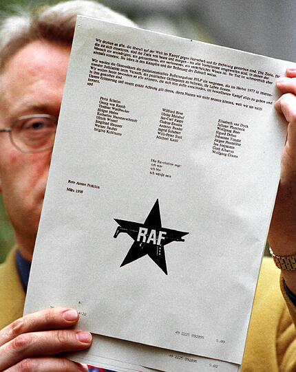 Die letzte Seite des insgesamt acht Seiten umfassenden Briefes der terrroristischen Rote Armee Fraktion (RAF) wird auf einer Pressekonferenz in Münster vom Pressesprecher des Bundeskriminalamtes (BKA) gezeigt. Das BKA bestätigte die Echtheit des am Vortag veröffentlichten Schreibens. Sowohl das in einem zweifarbigen Druck hergestellte RAF-Symbol als auch das verwendete Papier seien identisch mit früheren Schreiben der RAF. Auch nach der inhaltlichen Bewertung des Briefes müsse von einer Urheberschaft der RAF ausgegangen werden. Generalbundesanwalt Kai Nehm und BKA-Präsident Ulrich Kersten erklärten, dieser Schritt sei nicht überraschend gekommen. RAF-Mitbegründer Horst Mahler bezeichnete den Brief als einen längst überfälligen Schritt