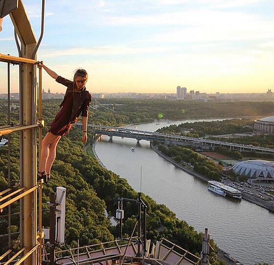 Umso höher, umso besser: Die russische Rooferin Angela Nikolau ist im Selfie-Wahn. Sehen Sie selbst...