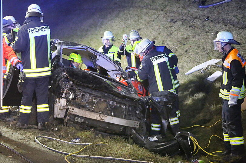 Ein Toyota-Fahrer ist nach einem Überholmanöver mit voller Wucht auf einen Fiat aufgefahren - drei Menschen wurden verletzt.