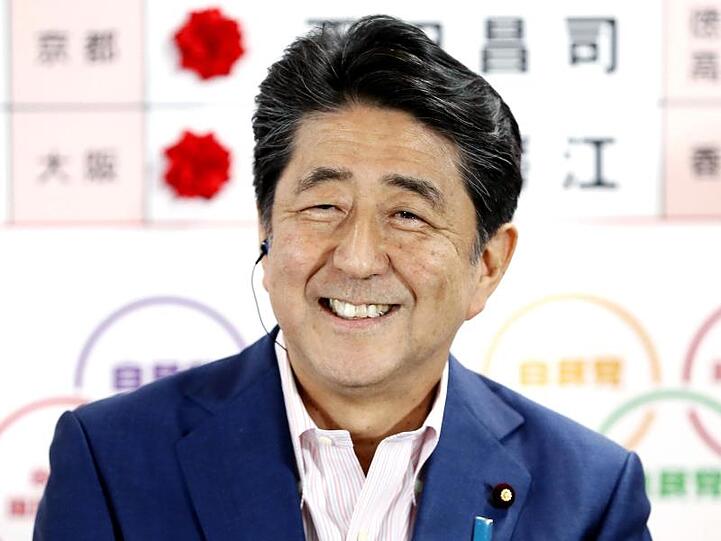 Japans Ministerpräsident Shinzo Abe hält mit seiner Regierungskoalition weiter klar die Mehrheit im Oberhaus.