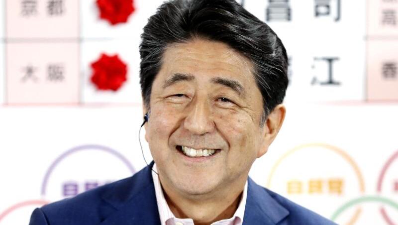 Japans Ministerpräsident Shinzo Abe hält mit seiner Regierungskoalition weiter klar die Mehrheit im Oberhaus. Japans Ministerpräsident Shinzo Abe hält mit seiner Regierungskoalition weiter klar die Mehrheit im Oberhaus.