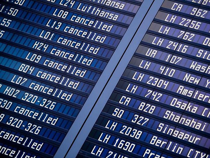 Flüge sind am Flughafen in München als gestrichen ausgewiesen, nachdem der Betrieb wegen des Sturmtiefs "Sabine" eingestellt wurde.