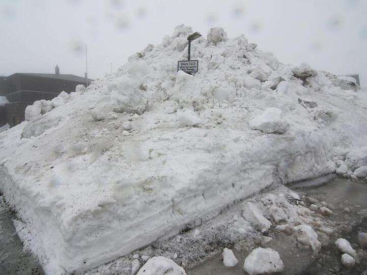 Mit Dreck vermischter Schnee bei bedecktem Wetter ist zu sehen. Foto: Matthias Bein/Archiv
