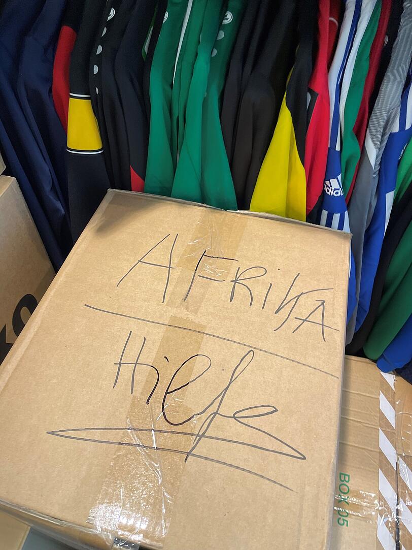 Fußball-Spende für Afrika.
