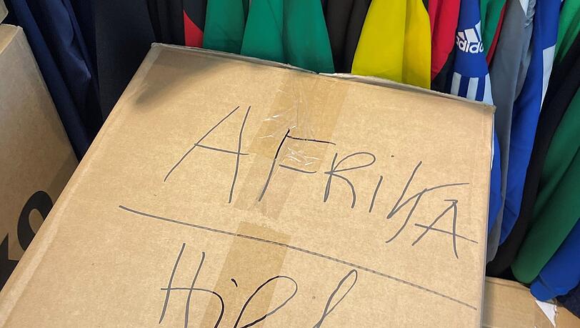 Fußball-Spende für Afrika. Fußball-Spende für Afrika.