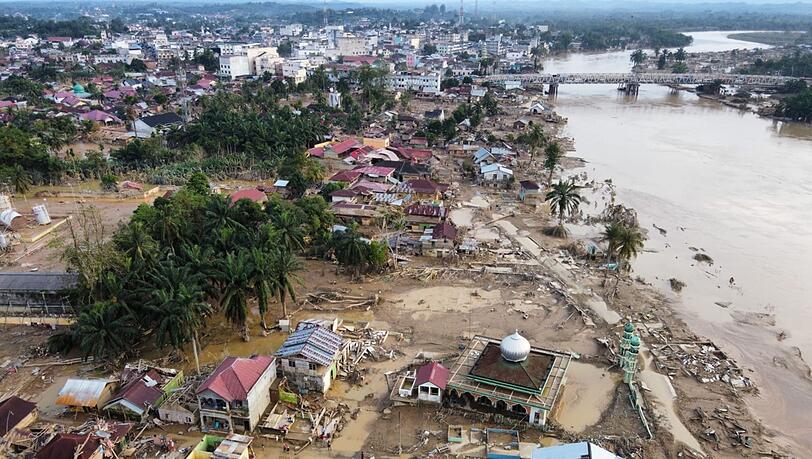 Immer mehr Menschen verlieren auf Sumatra ihre Häuser, werden vermisst oder sterben in der Flutkatastrophe, die als eine der schwersten der zurückliegenden Jahre gilt. (Archivbild). Immer mehr Menschen verlieren auf Sumatra ihre Häuser, werden vermisst oder sterben in der Flutkatastrophe, die als eine der schwersten der zurückliegenden Jahre gilt. (Archivbild).