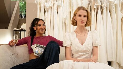 "Pl&ouml;tzlich Schwester": Sandy Koslowski (Cosima Henman, l.) hat eindeutig andere Vorstellungen vom perfekten Brautkleid als Sandra Giesinger (Klara Lange).