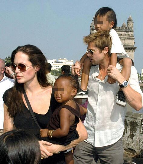 Flop: Mit sechs Kindern sind Angelina Jolie und Brad Pitt gesegnet, trotz extrem zeitintensiver Schauspiel-Karrieren auf beiden Seiten. Gerüchten zufolge kümmern sich die beiden selbst kaum um den Nachwuchs, sondern lassen lieber die Nannys die Arbeit machen. Eventuell sollen sogar noch weitere Adoptivkinder folgen. Kinder haben aber sich nicht darum kümmern? - Flop.