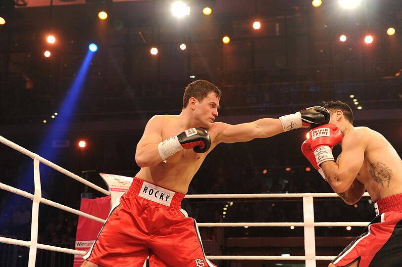 Sie gaben alles, schlugen sich mit K.O.-Hieben aus dem Ring - Die Bilder vom großen Sat.1-Promiboxen am Freitagabend.