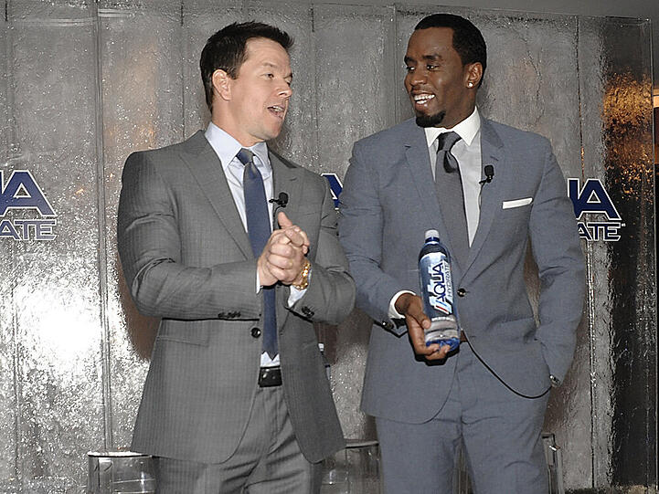Mark Wahlberg (l.) und Sean Combs sind unter die Wassertrinker gegangen