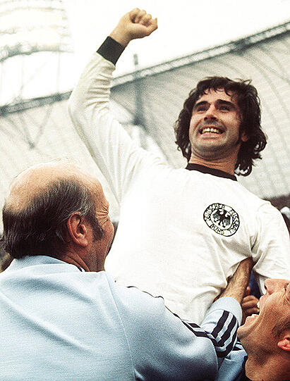 7. Juli 1974: Helmut Schön und Gerd Müller feiern den zweiten WM-Titel für Deutschland.