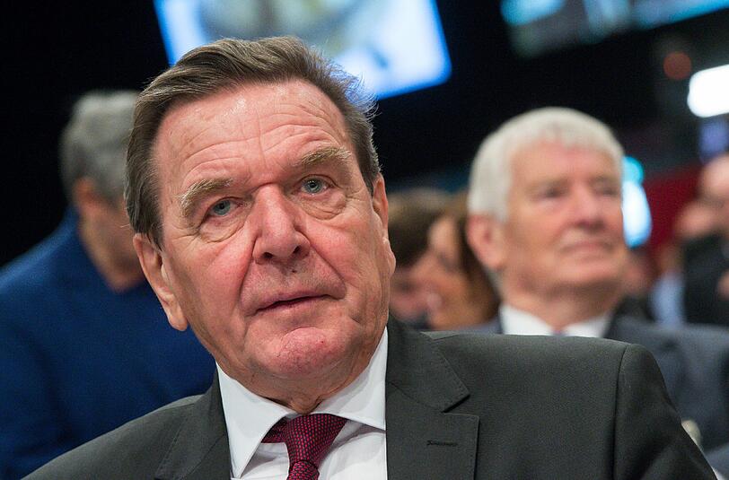 Alt-Bundeskanzler Gerhard Schröder und Otto Schily beim Bundesparteitag der Sozialdemokratischen Partei Deutschlands in Berlin.